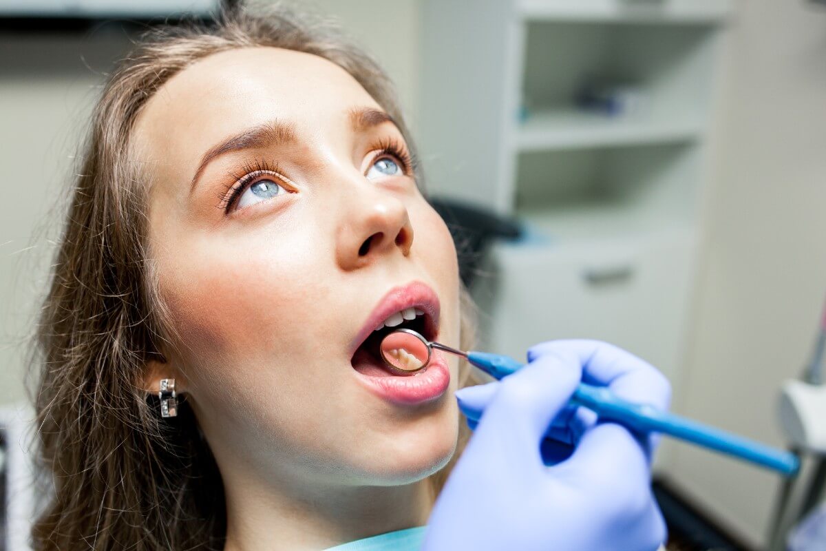 Cómo limpiar tu prótesis dental correctamente: paso a paso